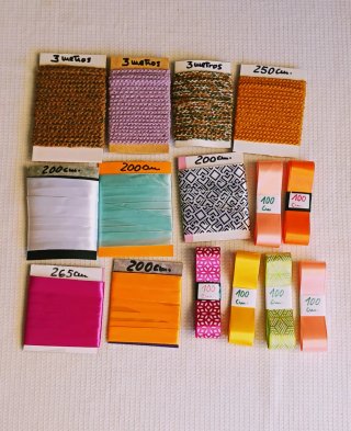 Mercería y manualidades: lana botones, cintas..