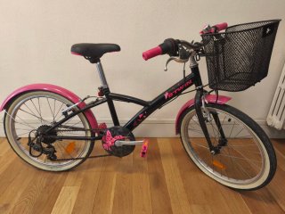 Bicicleta Btwin 20" con cesta rosa