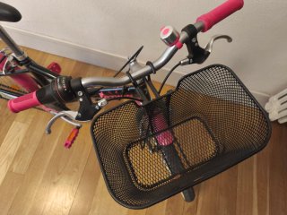 Bicicleta Btwin 20" con cesta rosa