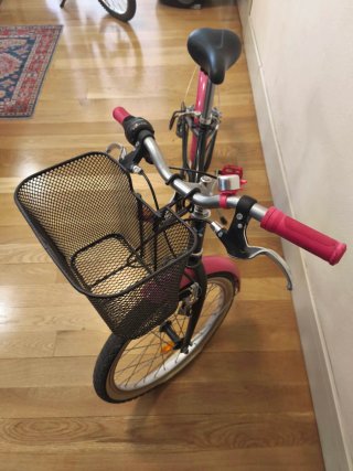 Bicicleta Btwin 20" con cesta rosa