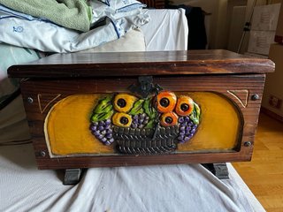 Baúl de madera antiguo con detalles metálicos