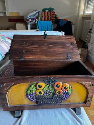 Baúl de madera antiguo con detalles metálicos