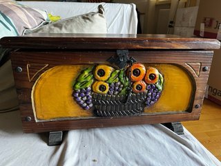 Baúl de madera antiguo con detalles metálicos