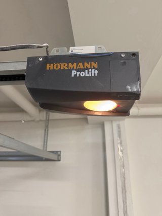 Puerta de garaje Hörmann gris