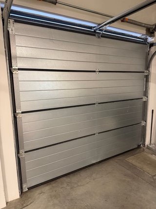 Puerta de garaje Hörmann gris
