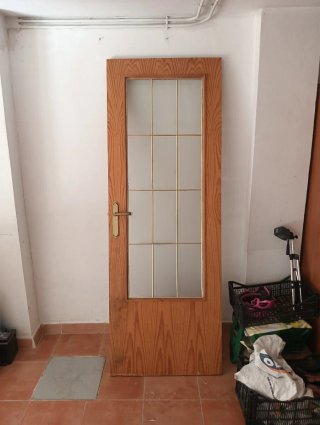 Puerta de madera con cristal