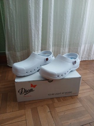 Zuecos blancos sanitizados