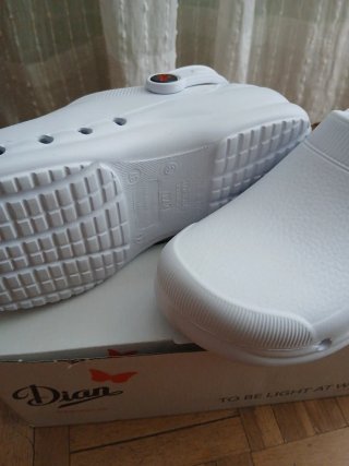 Zuecos blancos sanitizados