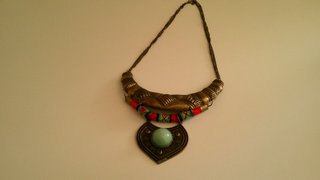Collar Étnico Dorado y Multicolor.