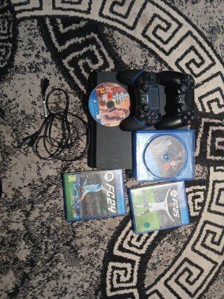 Playstation 4 slim con 2 mandos y 4 juegos