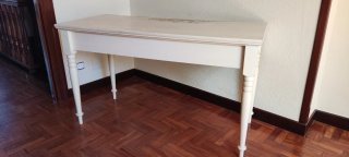 Mesa de madera blanca con cajones abatibles