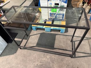 Mesa de metal y cristal negra.