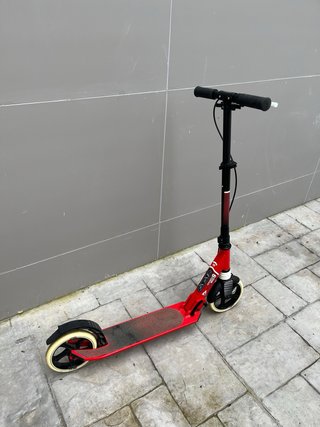 Patinete rojo con ruedas blancas