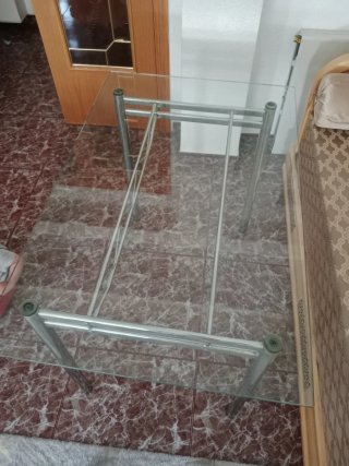 Mesa de cristal y metal