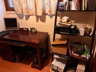 Mesa de despacho de madera, estantería y cuadros