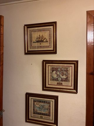 Mesa de despacho de madera, estantería y cuadros