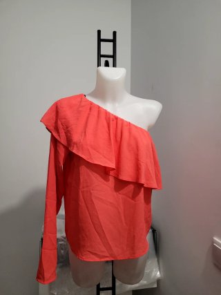 Blusa naranja Almatrichi un hombro con volantes