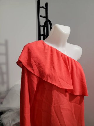 Blusa naranja Almatrichi un hombro con volantes