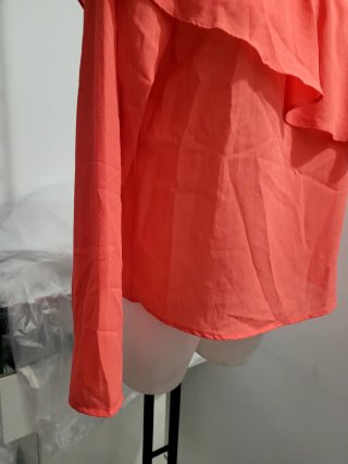 Blusa naranja Almatrichi un hombro con volantes