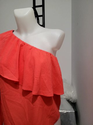 Blusa naranja Almatrichi un hombro con volantes