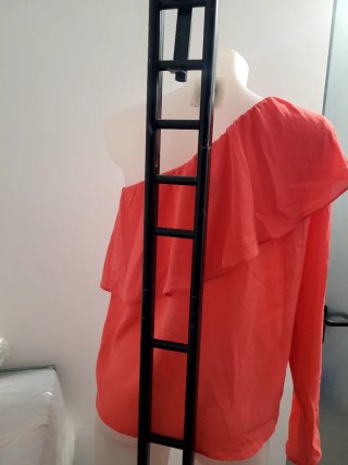 Blusa naranja Almatrichi un hombro con volantes