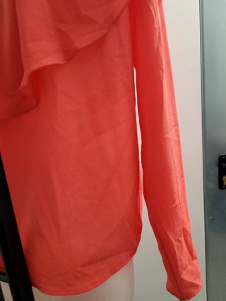 Blusa naranja Almatrichi un hombro con volantes
