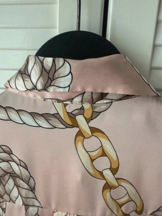 Blusa Zara satinada rosa estampado cadenas