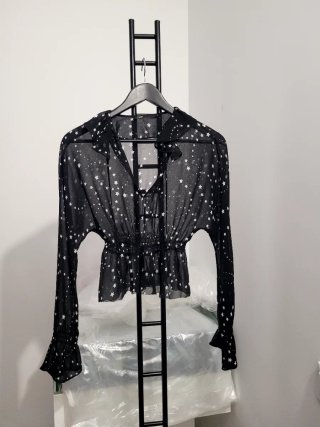 Blusa negra Maje con estrellas blancas