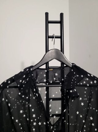 Blusa negra Maje con estrellas blancas