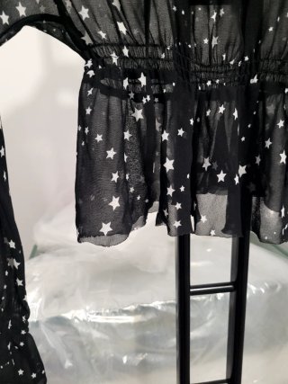 Blusa negra Maje con estrellas blancas