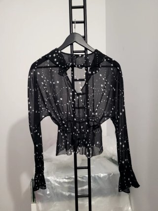 Blusa negra Maje con estrellas blancas