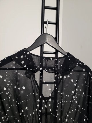 Blusa negra Maje con estrellas blancas