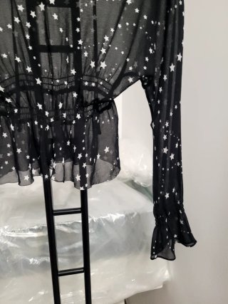 Blusa negra Maje con estrellas blancas