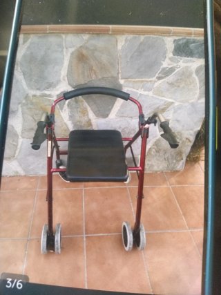 Andador rojo con asiento y ruedas