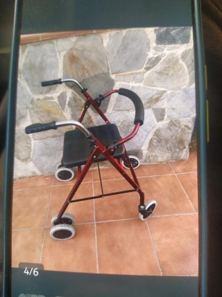 Andador rojo con asiento y ruedas