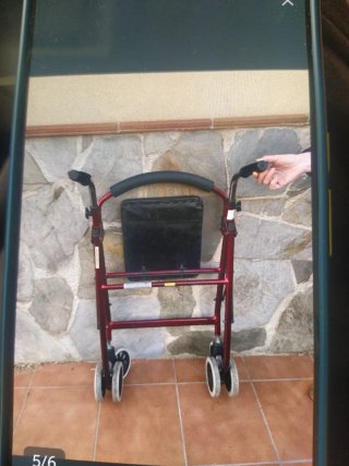 Andador rojo con asiento y ruedas