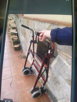 Andador rojo con asiento y ruedas