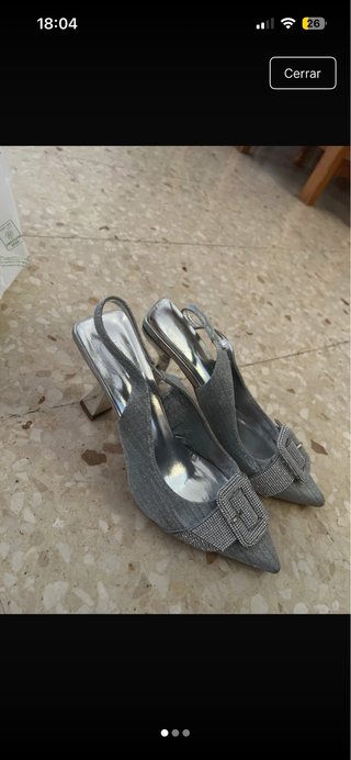 Zapatos de tacón plateados con pedrería