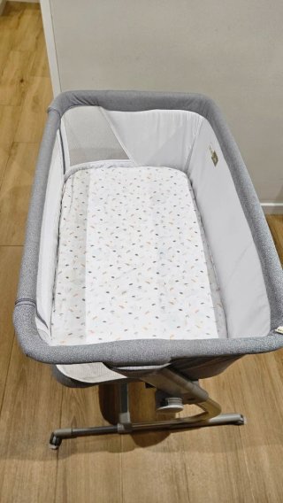 Culla Jané Babyside grigia con letto adiacente