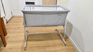 Culla Jané Babyside grigia con letto adiacente