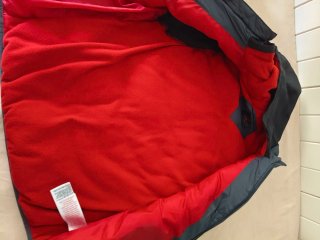 Chaqueta Jordan gris y roja con capucha. Original