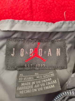 Chaqueta Jordan gris y roja con capucha. Original