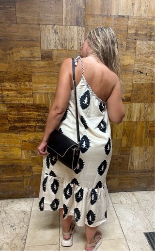 Vestido asimétrico estampado beige y negro