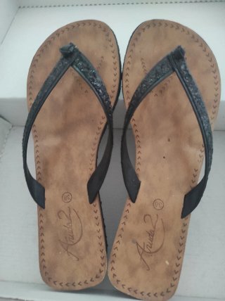 2 Pares Sandalias Marrones y Blancas