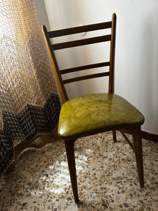 Sedia in legno con sedile in pelle