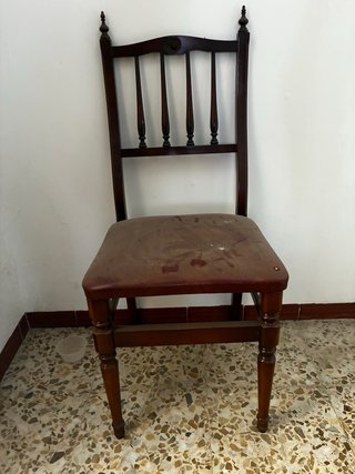 Sedia in legno con sedile in pelle