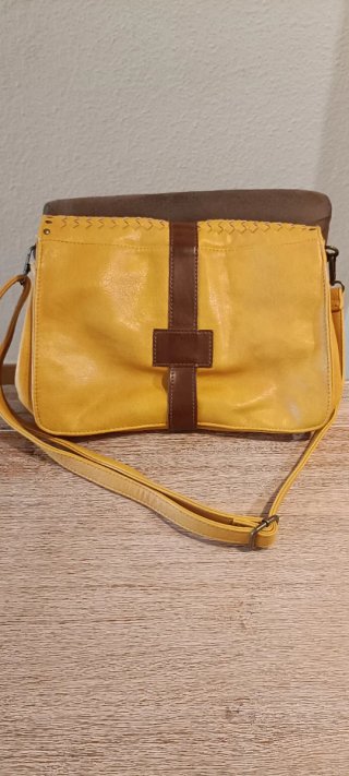 Bolso amarillo mostaza adornos trenzado y con tach
