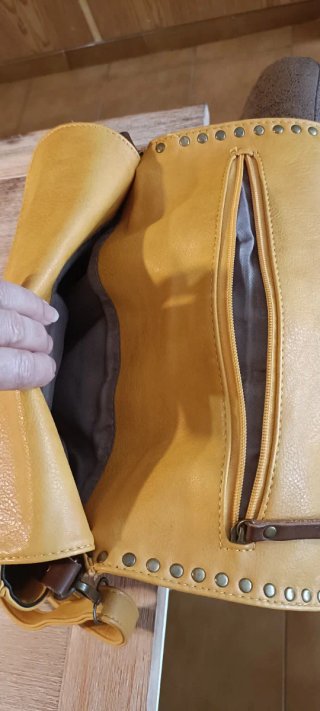 Bolso amarillo mostaza adornos trenzado y con tach