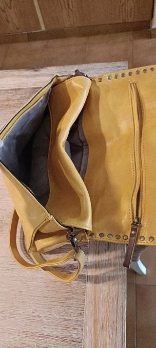 Bolso amarillo mostaza adornos trenzado y con tach