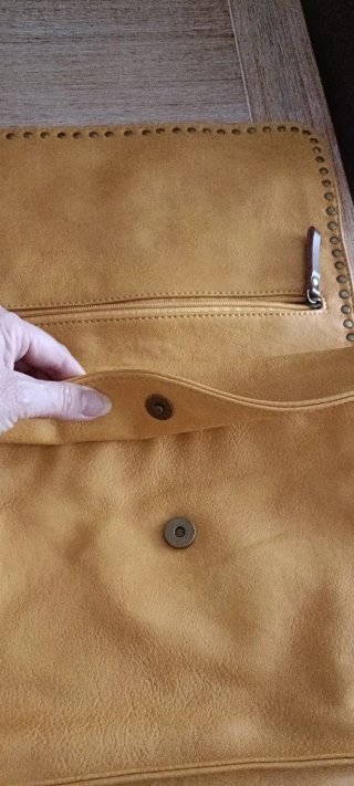 Bolso amarillo mostaza adornos trenzado y con tach